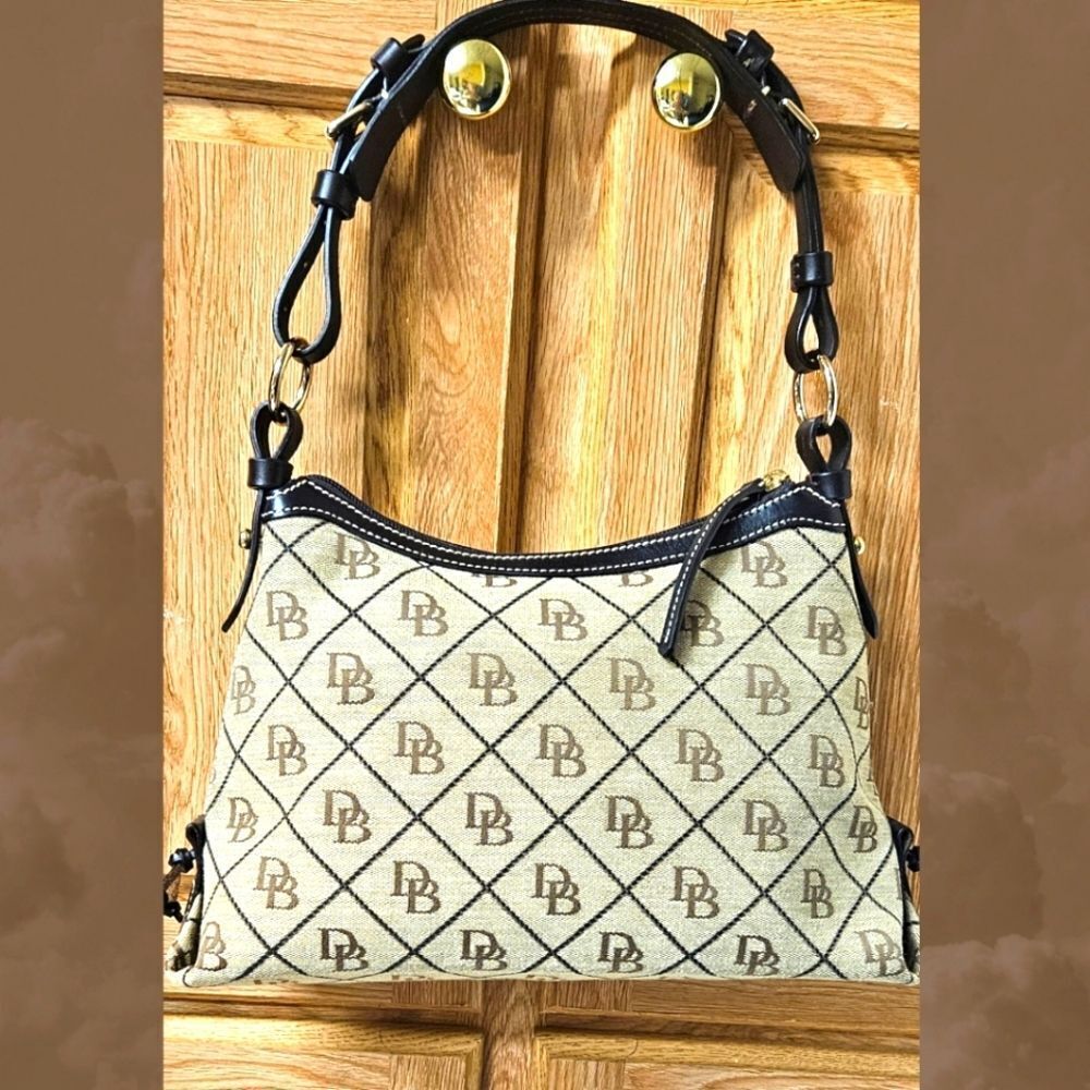 DOONEY & BOURKE MAXI QUILT SMALL EAST /WEST SLOUCH LEATHER STRAP PURSE - Picture 15 of 17